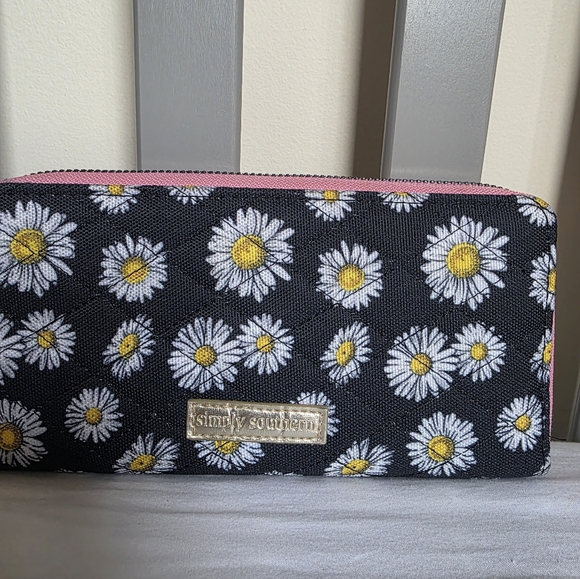 Simply Southern Black Daisy Print Zip Around Wristlet Wallet - Picture 2 of 7
